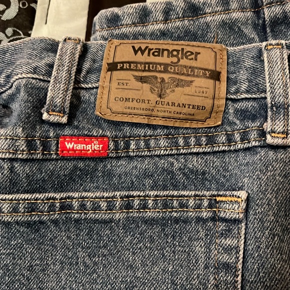 Wrangler mens light wash blue jeans size 36x28 - Picture 3 of 8